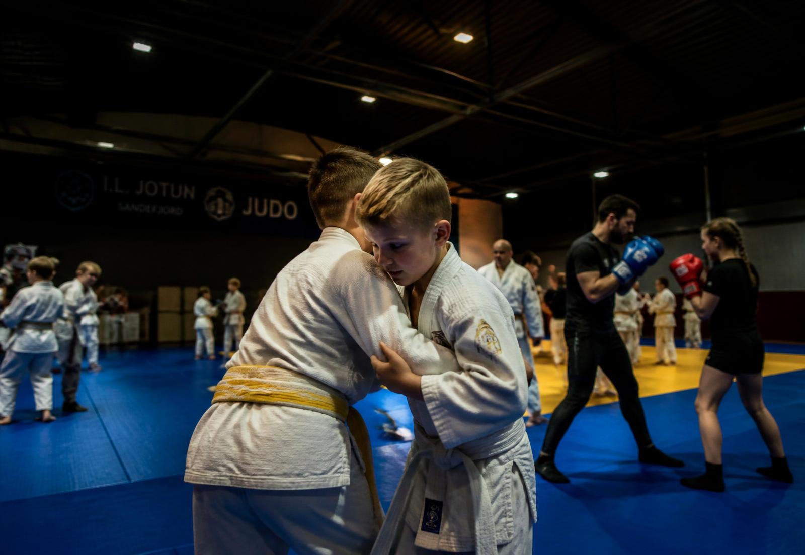 Barn og voksne trener sammen i klubbhallen